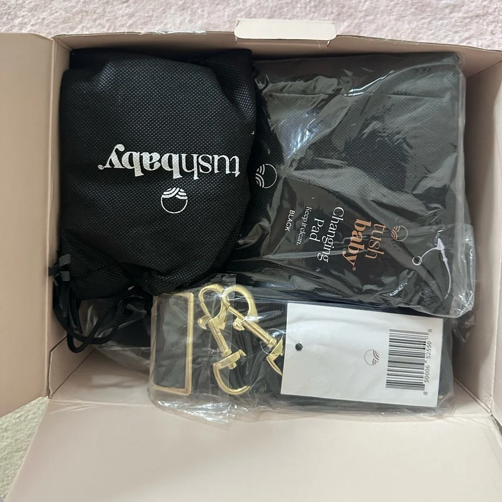 Tushbaby hipseat in black vegan leather with accessories - Picture 4 of 6
